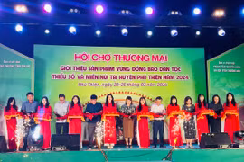 Các đại biểu cắt băng khai mạc hội chợ. Ảnh: Vũ Chi