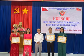 4 tập thể được nhận giấy khen của Chủ tịch UBND huyện vì đã có thành tích xuất sắc trong phong trào “Nông dân thi đua sản xuất-kinh doanh giỏi” giai đoạn 2022-2024. Ảnh: Vũ Chi