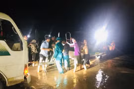 Chính quyền địa phương cùng lực lượng chức năng dùng ca nô đưa sản phụ vượt lũ đi sinh nở. Ảnh: Người dân cung cấp