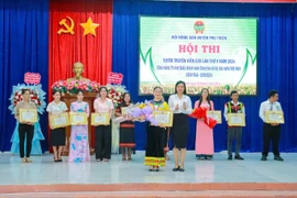 Bà Nguyễn Thị Đam-Phó Chủ tịch Hội Nông dân huyện-trao giải nhất hội thi cho thí sinh Lương Thùy Chi. Ảnh: Lê Tám