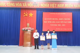 Phó Bí thư Thường trực Huyện ủy Vũ Hồng Duy trao giấy khen cho giáo viên và học sinh đạt giải tại các hội thi cấp quốc gia. Ảnh: Hoa Mai