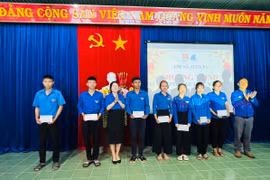 Ban tổ chức tặng quà cho đoàn viên, thanh niên có hoàn cảnh khó khăn. Ảnh: Vũ Chi