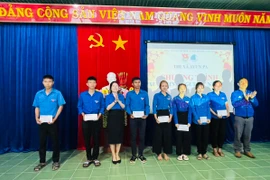 Ban tổ chức tặng quà cho đoàn viên, thanh niên có hoàn cảnh khó khăn. Ảnh: Vũ Chi