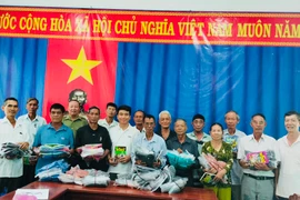 Ban đại diện Hội Người cao tuổi huyện Krông Pa trao quà cho hội viên có hoàn cảnh khó khăn. Ảnh: Sơn Trung