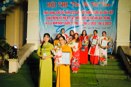 Bà Phan Thị Kiều Lương (hàng đầu, bên trái) trao giải nhất hội thi cho Hội LHPN phường Cheo Reo. Ảnh: Vũ Chi