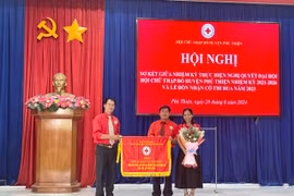 Được sự ủy quyền của Trung ương Hội Chữ thập đỏ Việt Nam, Chủ tịch Hội Chữ thập đỏ tỉnh Dương Đình Diện tặng Cờ thi đua cho Hội Chữ thập đỏ huyện Phú Thiện. Ảnh: Vũ Chi