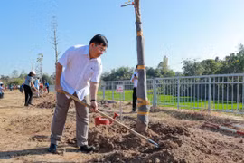 Chủ tịch UBND huyện Phú Thiện Trịnh Văn Sang tham gia Tết trồng cây trong ngày làm việc đầu tiên Ảnh Lê Tám