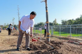 Chủ tịch UBND huyện Phú Thiện Trịnh Văn Sang tham gia Tết trồng cây trong ngày làm việc đầu tiên Ảnh Lê Tám