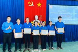 Ban tổ chức trao giải cuộc thi Video clip hiến kế tặng Đoàn cho các tập thể xuất sắc. Ảnh: Vũ Chi