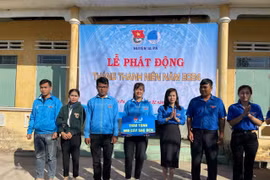 Huyện Đoàn Ia Pa trao tặng bảng tượng trưng 500 cây sao đen cho Đoàn các xã. Ảnh: Vũ Chi