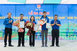 Ban Chỉ huy Chiến dịch Thanh niên tình nguyện “Mùa hè xanh” tỉnh tặng hoa và thư cảm ơn cho đại diện các đội tình nguyện. Ảnh: Vũ Chi