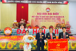 Ban Chấp hành Đảng bộ thị xã Ayun Pa tặng Mặt trận Tổ quốc Việt Nam thị xã bức trướng với nội dung “Đoàn kết-Dân chủ-Đổi mới-Phát triển”. Ảnh: Vũ Chi