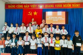 100 suất học bổng được trao cho các em học sinh có hoàn cảnh khó khăn đạt thành tích cao trong học tập huyện Krông Pa. Ảnh: Sơn Trung