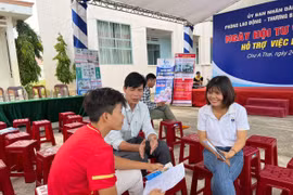Sau khi được giới thiệu chung về nhu cầu tuyển sinh, tuyển dụng của các đơn vị, doanh nghiệp, người lao động có nhu cầu được tư vấn trực tiếp để lựa chọn ngành nghề phù hợp. Ảnh: Vũ Chi
