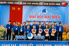 Ủy ban Hội LHTN Việt Nam thị xã Ayun Pa khóa VII ra mắt Đại hội. Ảnh: Vũ Chi