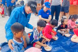 Các bạn đoàn viên, thanh niên nấu bữa sáng yêu thương cho các em nhỏ xã Ia Tul. Ảnh: Vũ Chi