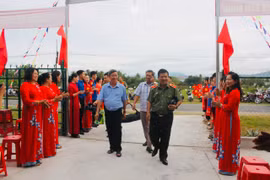 Thiếu tướng Rah Lan Lâm (đi trước, bên phải) về dự và chung vui Ngày hội Đại đoàn kết toàn dân tộc với người dân tổ dân phố 4, phường Hòa Bình, thị xã Ayun Pa. Ảnh: Vũ Chi