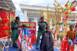 Ban Giám hiệu Trường Mẫu giáo Tuổi Thơ (xã Chư Băh, thị xã Ayun Pa) phối hợp cùng đơn vị kết nghĩa Kho Kỹ thuật K54 tổ chức gian hàng 0 đồng và cắt tóc miễn phí cho học sinh. Ảnh: Vũ Chi