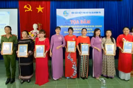 Hội LHPN thị xã trao giải cuộc thi vẽ tranh Sắc màu bình yên cho các tác giả. Ảnh: Vũ Chi