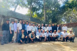 Hội viên nông dân huyện Chư Păh tham quan mô hình chăn nuôi tại thị xã Ayun Pa. Ảnh: Vũ Chi