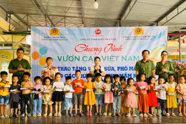 Đoàn tặng quà cho các em học sinh Trường Mầm non Bình Minh (xã Uar). Ảnh: Thanh Tâm