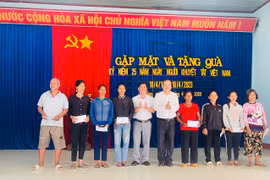 Đại diện UBND thị xã, Hội Bảo trợ Người khuyết tật và trẻ mồ côi thị xã Ayun Pa trao quà cho người khuyết tật tại xã Ia Sao. Ảnh: Vũ Chi