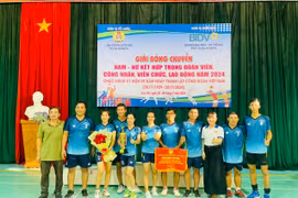 Cụm Công đoàn cơ sở số 2 giành chức vô địch giải bóng chuyền nam-nữ kết hợp thị xã Ayun Pa năm 2024. Ảnh: Vũ Chi