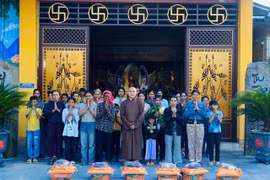 Đại đức Thích Vạn Đức-Trụ trì chùa Bửu Tịnh tặng quà cho hộ nghèo nhân Đại lễ Vu lan. Ảnh: V.C