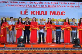 Các đại biểu cắt băng khai mạc phiên chợ. Ảnh: Vũ Chi