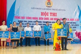 Ban tổ chức trao giải nhất hội thi cho Cụm thi đua số 1. Ảnh: Vũ Chi