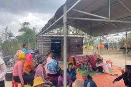 Do căn nhà nhỏ, xập xệ, gia đình đành để quan tài em Ksor Tưn ngoài sân. Ảnh Vũ Chi