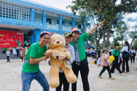 Các em nhỏ vui mừng nhận quà từ chương trình. Ảnh: Vũ Chi