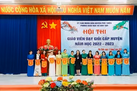 Bà Nguyễn Thị Hoa-Trưởng phòng Giáo dục và Đào tạo huyện Phú Thiện (đứng giữa) trao cờ lưu niệm cho các đơn vị tham gia hội thi. Ảnh: Vũ Chi