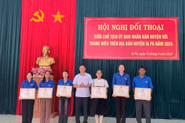 Chủ tịch UBND huyện Huỳnh Văn Trường (đứng giữa) tặng giấy khen cho các tập thể, cá nhân có thành tích tiêu biểu trong xây dựng nông thôn mới tại địa phương Ảnh: Vũ Chi