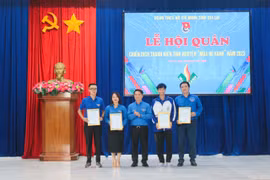 Anh Đỗ Duy Nam-Phó Bí thư Tỉnh Đoàn, Chỉ huy trưởng chiến dịch thanh niên tình nguyện Mùa hè xanh tỉnh Gia Lai trao thư cảm ơn cho các đội hình tình nguyện tham gia Chiến dịch. Ảnh: Vũ Chi