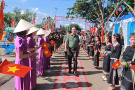 Cán bộ và nhân dân xã Ia Ake chào đón đoàn đại biểu của Bộ Công an tới dụ Ngày hội toàn dân bảo vệ an ninh Tổ quốc. Ảnh: Vũ Chi