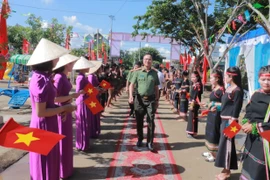 Cán bộ và nhân dân xã Ia Ake chào đón đoàn đại biểu của Bộ Công an tới dụ Ngày hội toàn dân bảo vệ an ninh Tổ quốc. Ảnh: Vũ Chi