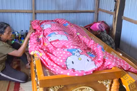 Gia đình và người thân tổ chức an táng cho em H'Huynh theo phong tục địa phương. Ảnh: Thanh Tâm