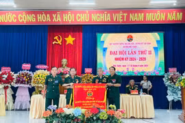 Hội truyền thống Trường Sơn-đường Hồ Chí Minh huyện Phú Thiện vinh dự nhận Cờ thi đua của Hội truyền thống Trường Sơn-đường Hồ Chí Minh tỉnh. Ảnh: Vũ Chi