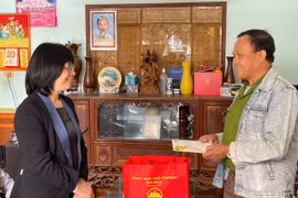 Phó Chủ tịch UBND tỉnh Nguyễn Thị Thanh Lịch tặng quà gia đình ông Trần Đăng Khoa (tù đày, thôn Plei Rbai, xã Ia Piar). Ảnh: Vũ Chi