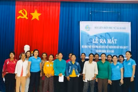 Ra mắt mô hình “Hội viên phụ nữ tiết kiệm tiền nuôi heo đất mua BHYT” tại buôn Khăn (xã Ia Sao, thị xã Ayun Pa). Ảnh: Vũ Chi