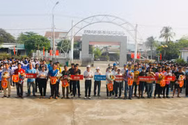 Ban tổ chức trao cờ lưu niệm cho các đoàn tham gia Hội thi thể thao các dân tộc thiểu số thị xã Ayun Pa năm 2023. Ảnh: Vũ Chi