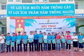 Ban tổ chức trao cờ lưu niệm cho các đoàn tham gia hội thao. Ảnh: Lê Tám