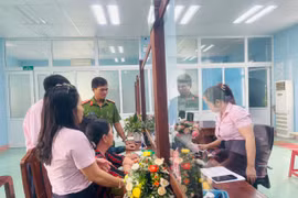 Phòng Giao dịch Ngân hàng Chính sách Xã hội huyện Phú Thiện giải ngân vốn ưu đãi cho 2 trường hợp vừa chấp hành xong án phạt tù tại địa phương. Ảnh: Vũ Chi