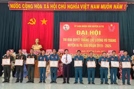 Chủ tịch UBND huyện Huỳnh Văn Trường tặng giấy khen cho các tập thể có thành tích tiêu biểu trong phong trào thi đua quyết thắng giai đoạn 2019-2024. Ảnh: Vũ Chi