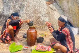 Ông Siu Phơ (bìa phải) thực hiện nghi lễ cúng với sự hỗ trợ của ông Rah Lan Hieo. Ảnh: Vũ Chi