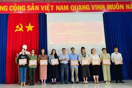 Ban tổ chức khen thưởng các học viên có thành tích xuất sắc trong khóa học. Ảnh: Thanh Tâm