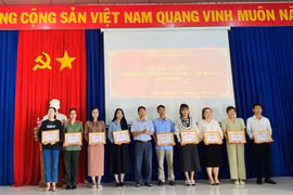 Ban tổ chức khen thưởng các học viên có thành tích xuất sắc trong khóa học. Ảnh: Thanh Tâm