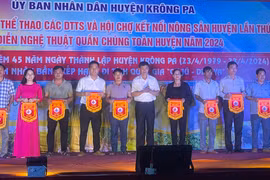 Ban tổ chức trao cờ lưu niệm cho các đoàn tham gia Ngày hội văn hóa, thể thao các dân tộc thiểu số huyện Krông Pa năm 2024. Ảnh: Vũ Chi