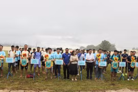 Ban tổ chức trao cờ lưu niệm cho các đội tham gia giải bóng đá sân 7 thị xã Ayun Pa. Ảnh: Vũ Chi